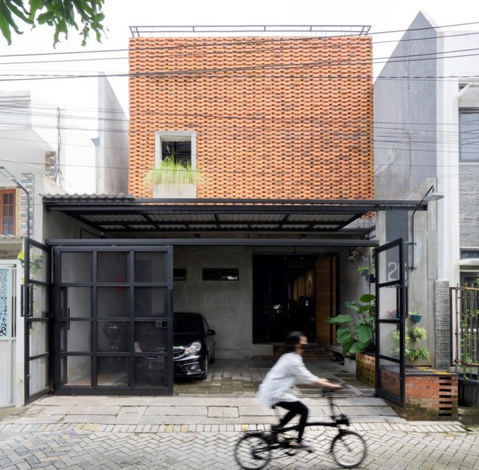 Trapezioma House / Andyrahman Architect