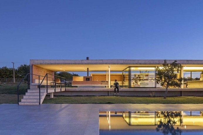 Modern Brazilian Home Embracing Transparency and Open Spaces 21