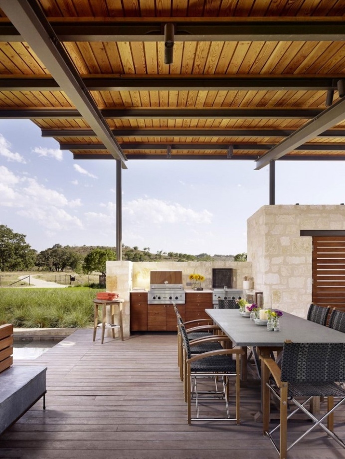 Story Pole House: "sunrise to sunset" living room