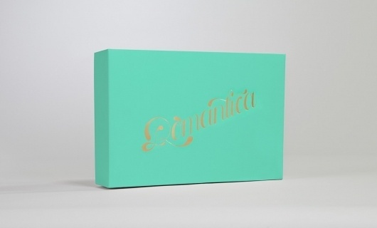 Anagrama | Romantica #branding #packaging #design #gold #green