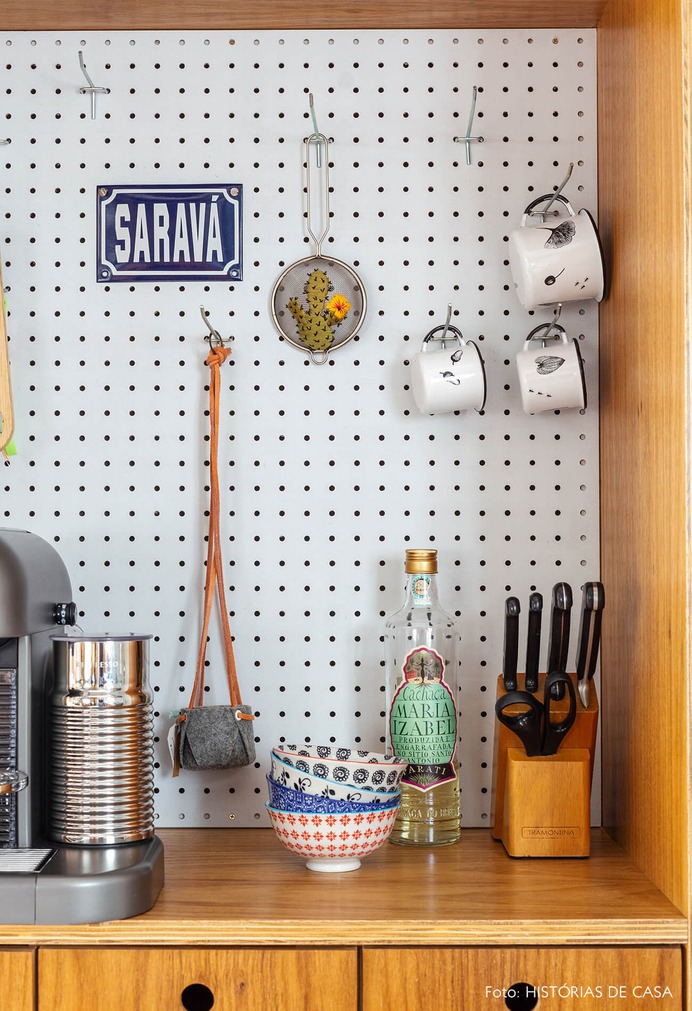 Painel de pegboard na cozinha