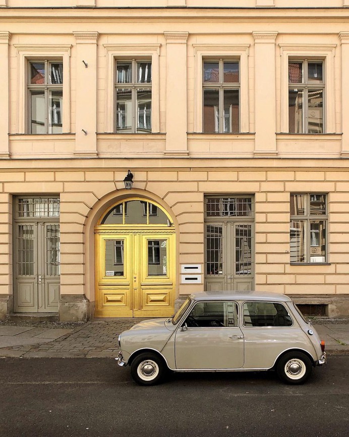 #facadesandcars: Stunning Street Photography by Gregor Klar