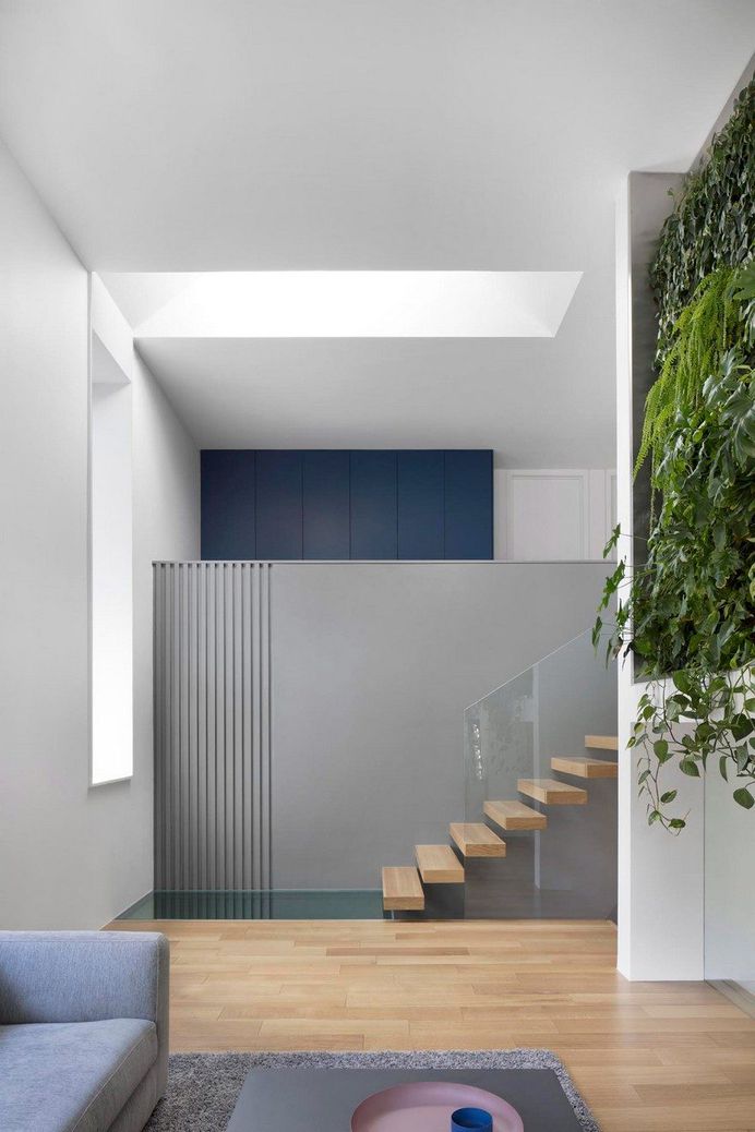 Minimalist Mid-Century House With Plant-Covered Wall 4