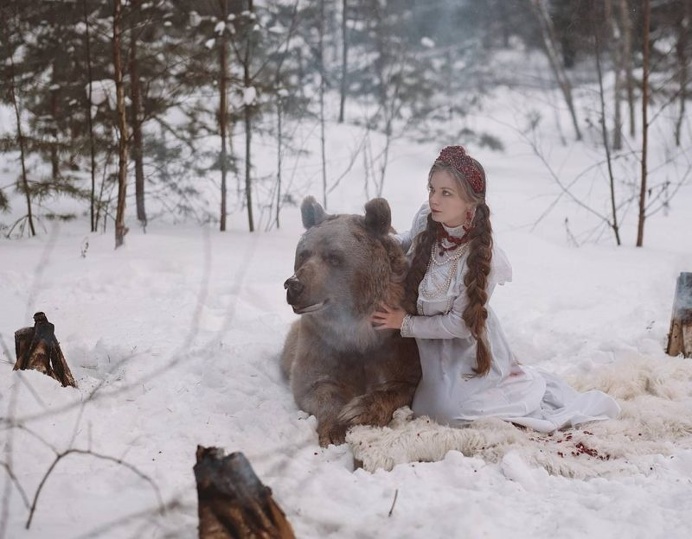 Olga Barantseva Captures Dreamlike Scenes With a 700-Kilogram Brown Bear