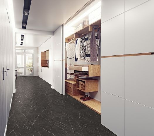 Przedpokój w otoczeniu ciemnych paneli 

Ciemne panele laminowane przywodzą na myśl elegancję i luksus. Głęboki kolor podłogi idealnie komponuje się z jasną aranżacją, tworząc wyjątkowy efekt wizualny. Przestrzeń staje się ciekawsza i przytulniejsza.