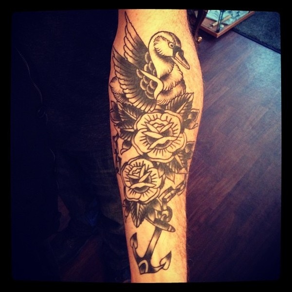 Cicatrisé de la dernière fois, maintenant la couleur, go! @jolie_rouge_tattoo #bleak #swan #roses #&blue #tattoo