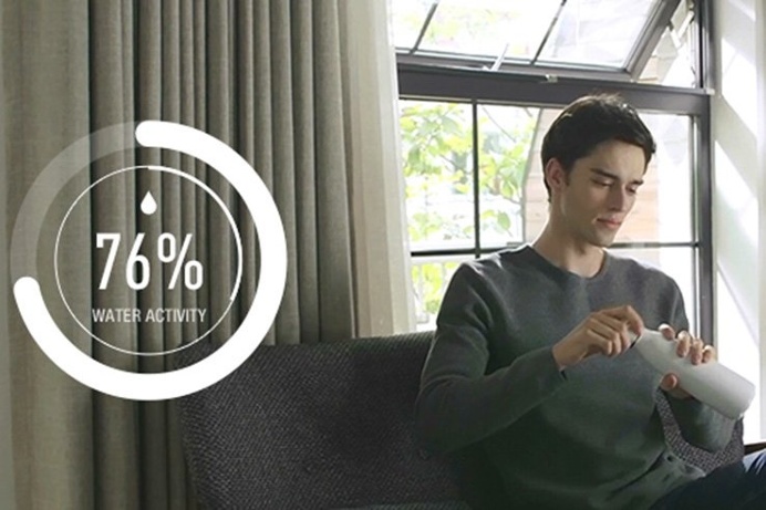 Seed is a smart water bottle that tracks and reminds you about your daily water consumption. This #technology helps you develop #healthy #hy