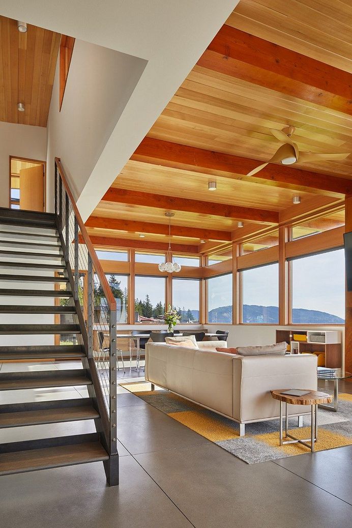 Issaquah Highlands House Offering Panoramic Views of Lake Washington 3