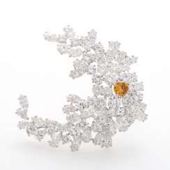 GÜBELIN fashionable brooch with numerous diamonds