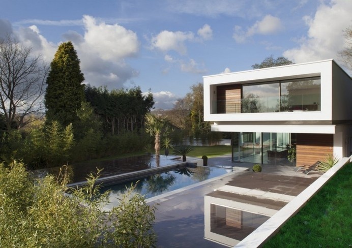 Extravagant Country Living: White Lodge Residence in England #modern #architecture #residence #country #luxury