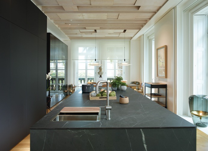 cocina-abierta-con-isla-luminosa-y-con-muebles-columna