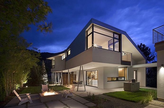 6th Street House is a Series of Physically and Visually Overlapping Forms and Spaces