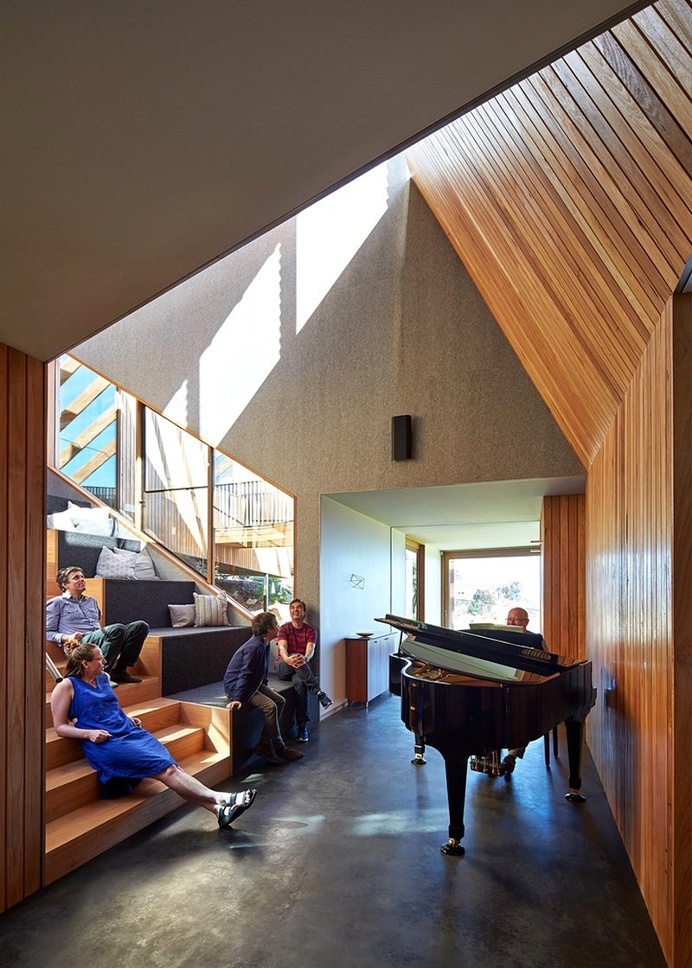 Split House – Two Volumes Linked by a Splayed Stair