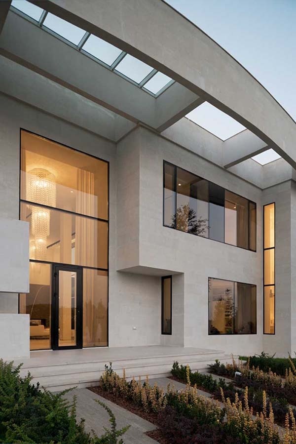 Exceptional contemporary villa with distinctive facade in Moscow
