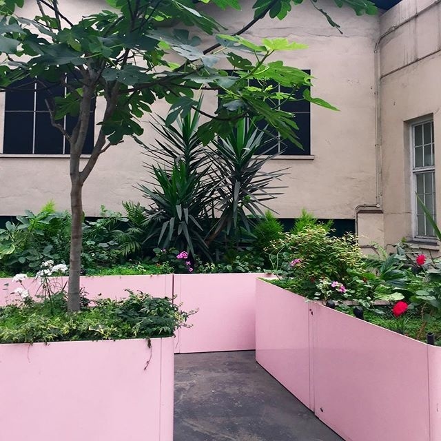 Cute corner at Edgware road tube station! 〰 🌿 My first memory of moving to London in 2012 is falling in the stairs here eheh 😅