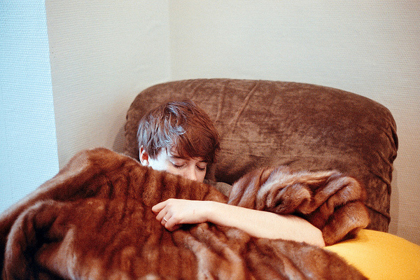 Sunday. #analog #girl #gabel #sleep #fur #margot #sunday #arm #grain #canonae1 #film #200iso #brussels #light