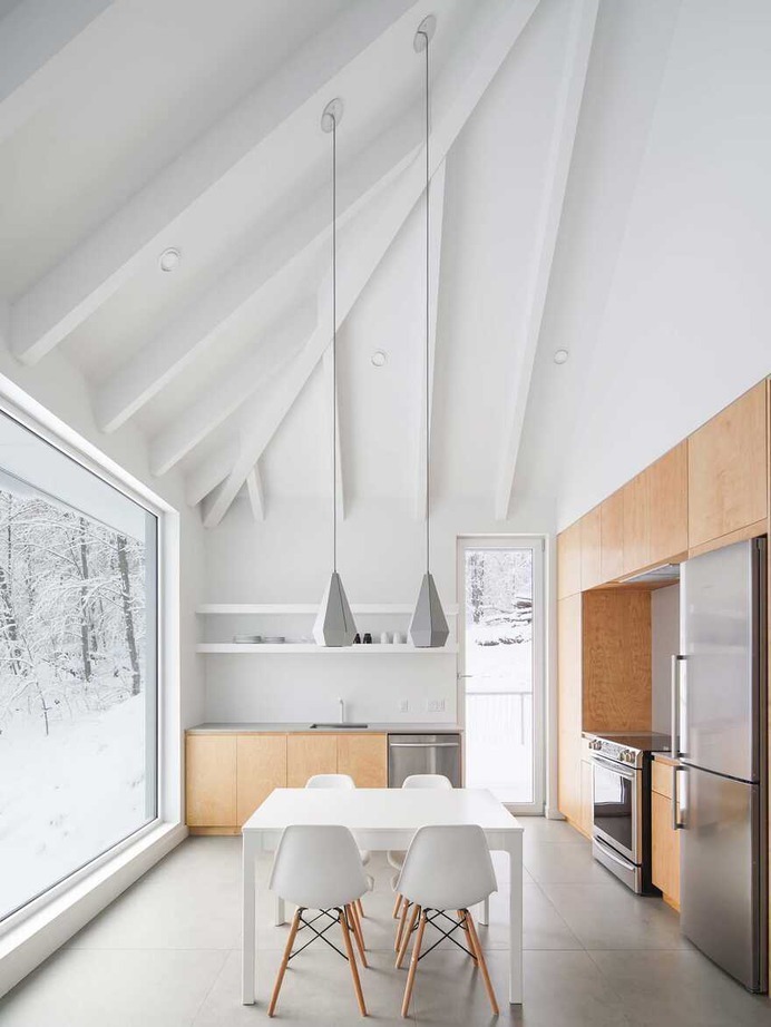 dining room and kitchen / Naturehumaine Architects