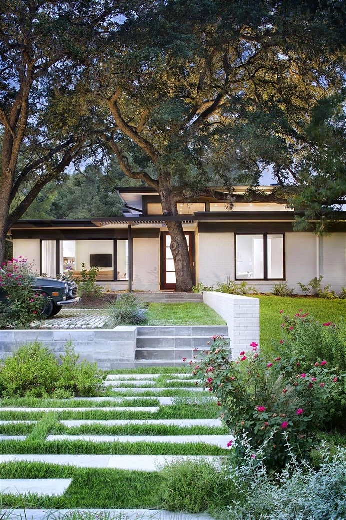 Three-Courts House in Austin / A Parallel Architecture