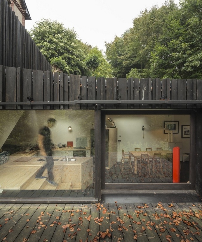 Black Wood House by Marchi Architectes