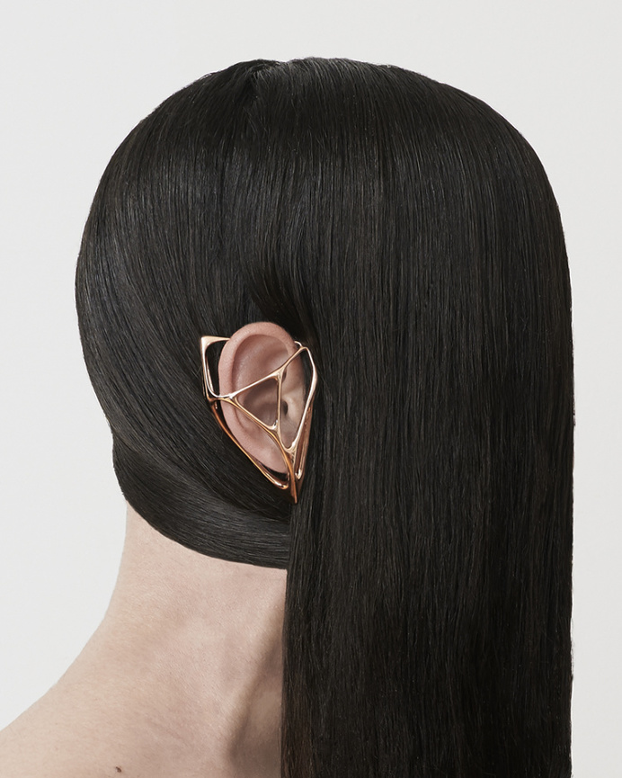 Ear Cuff contemporary jewelry inspired by the ceremony of wearing armor. Photo: @pacu Design @bradleylbowers