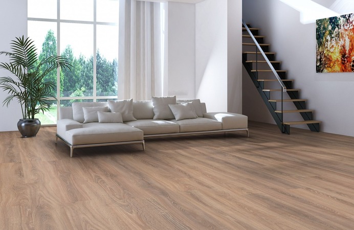 Drewniane schody w stylowym salonie
Jeśli z salonu widoczne są schody wewnętrzne, warto, aby zostały one utrzymane w adaptacji całej przestrzeni pomieszczenia. Zastosowane panele podłogowe imitujące drewno pozwalają na swobodne użycie płyty drewnianej o różnej grubości na schodach. Czarne lub szare balustrady dodadzą z kolei kolorytu całej kompozycji.