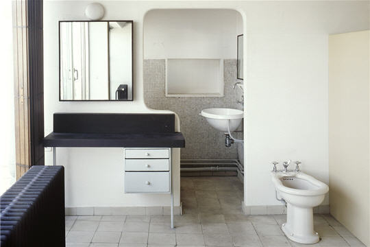 salle de bains - au 7ème étage de l'immeuble molitor, on retrouve àla fois #corbusiers #interior #architecture #studio #le #apartment
