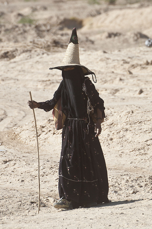 Woman from the Hadhramaut region of the Republic of Yemen out here lookin like bandora #yemen #traditional #people