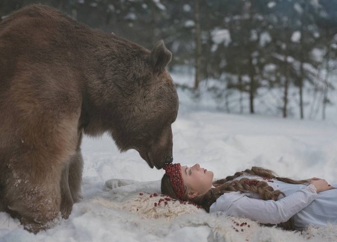 Olga Barantseva Captures Dreamlike Scenes With a 700-Kilogram Brown Bear