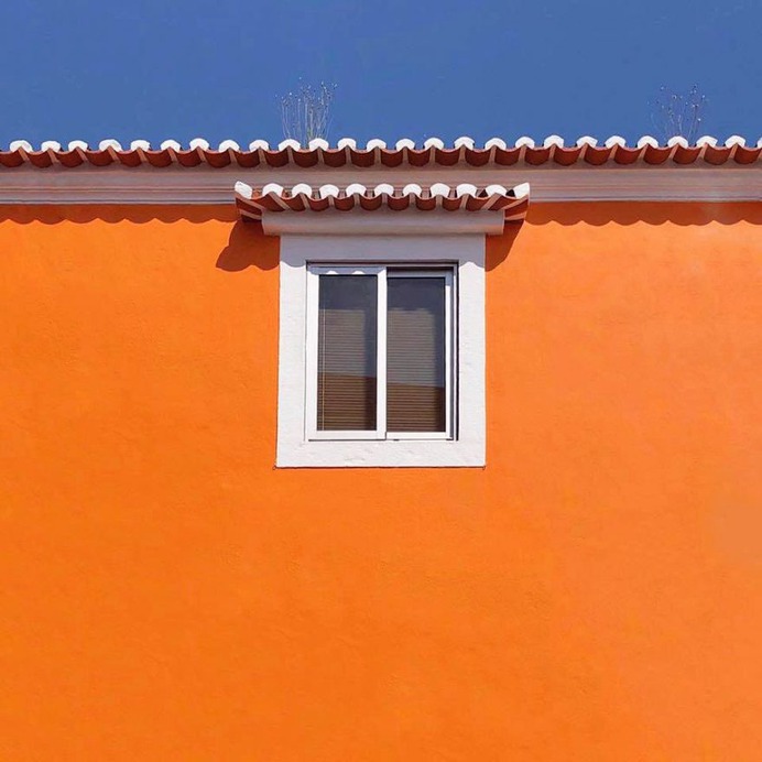 Minimalist and Colorful iPhone Street Photography by Luisa Berger