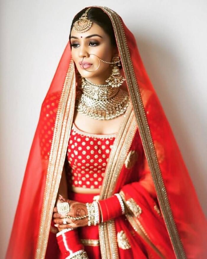 Nude lips with just a hint of dark eye-shadow make this bride look super gorgeous.