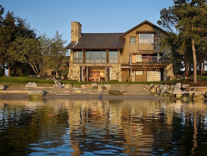 Seaside House With Rustic Elements in Washington by Graham Baba Architects #seaside #rustic #architecture