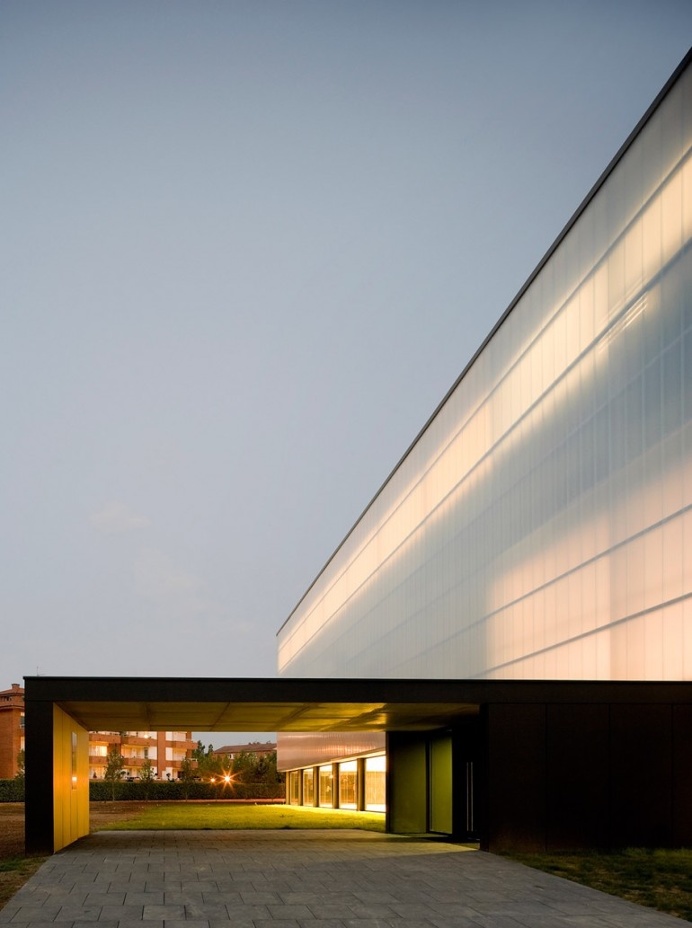 BCQ completes sports hall with translucent polycarbonate skin