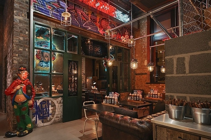 Red's True Barbecue: "theatrical" distinct experience