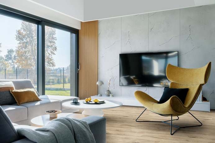 Pozwól sobie na relaks w salonie
Każdy salon powinien być aranżowany z myślą o relaksie, jakim będziemy w nim zażywać. Projektując tego typu przestrzeń warto postawić na jasne kolory i ciepłe drewno, które zapewniają ciepło i przytulność. Całą gamę pomysłów aranżacyjnych i potrzebne materiały odnajdziesz oczywiście na naszej stronie! Zapraszamy! 
