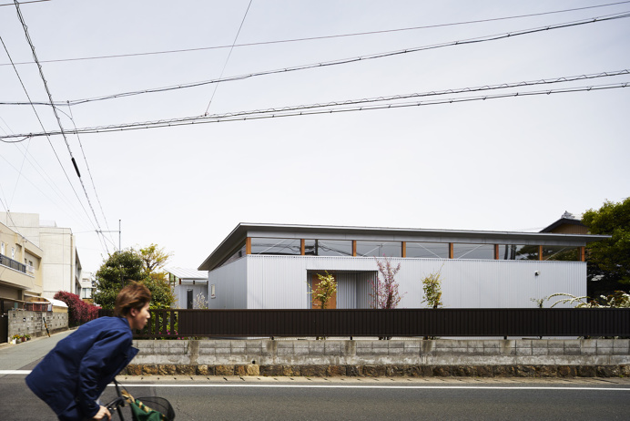 House with Gardens and Roofs by Arii Irie Architects