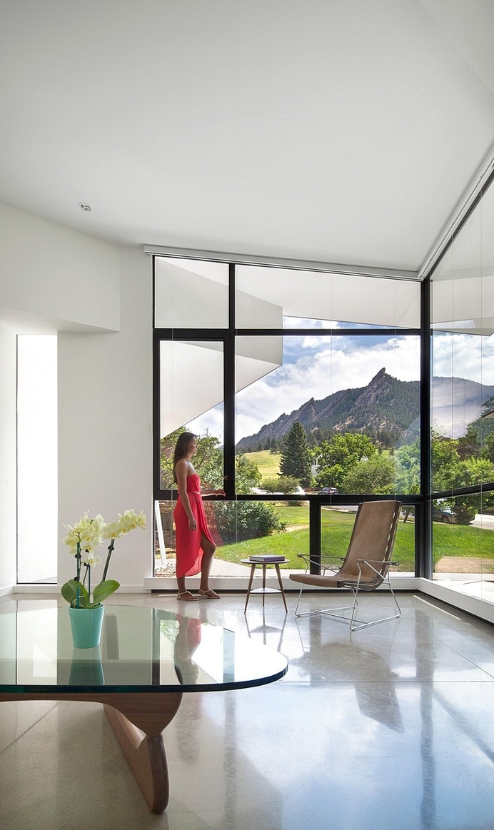 6th Street House is a Series of Physically and Visually Overlapping Forms and Spaces