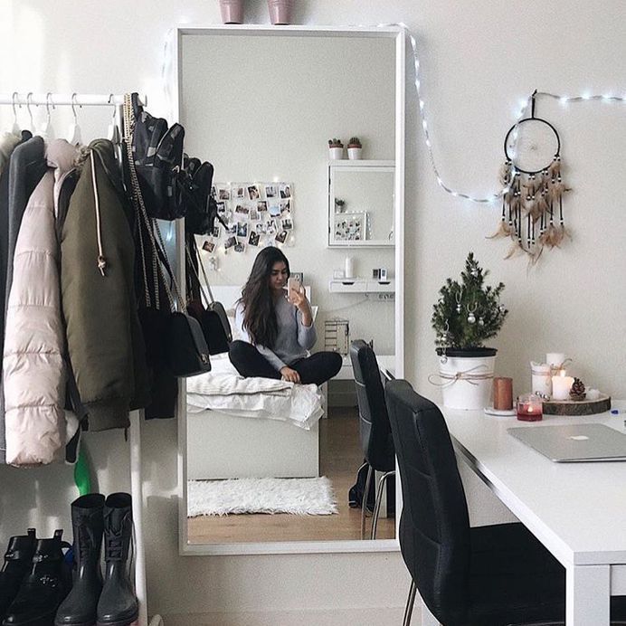 Pic by @tulipsbytina!!! Spring break please come faster!!! #onthatcollegegrind . . . . . . . . . . . . . . #dormroom #dorm #dormlife #dormsweet #dormsweetdorm #homedecor #home #oncampus #campus #college #collegelife #collegegirls #collegehumor