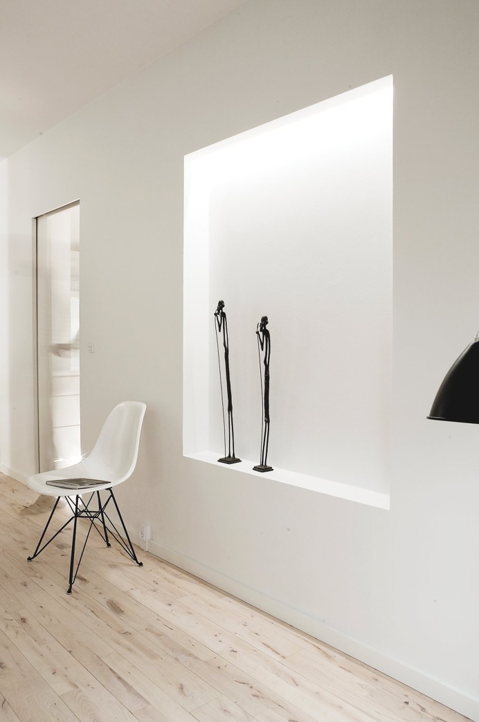 Living room with Japanese inspired 'Tokonoma'. Copenhagen Penthouse I by Norm.Architects. #livingroom #tokonoma #normarchitects #minimalism
