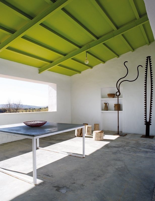 Contemporary porch. House in La Mancha by Benjamín Cano. © Belén Imaz. #porch #concretefloor #slopedceiling
