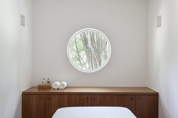 Round window. Ampliação e Pavilhão Helvetia by Felipe Hess. © Fran Parente. #window #roundwindow @asian