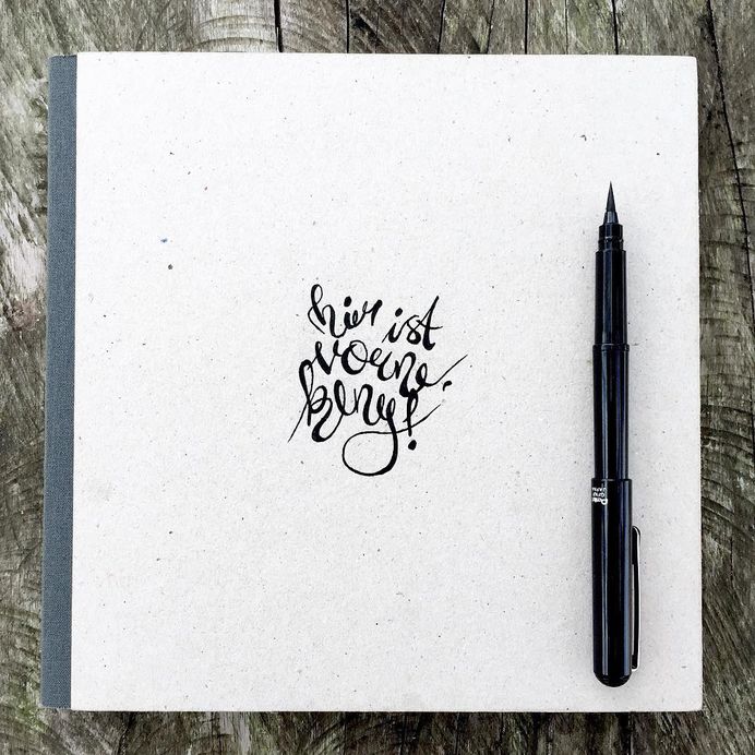 Endlich ein verständliches Cover. "Hier ist vorne, keny!". #calligraphy #type #typo #lettering #handstyle #typography #goodtype #typespire #dailytype #typematters #thedailytype #handlettering #design #brush #keny