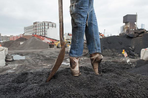 GdWGkId #shovel #dance #ballet #dirt #contrast #work