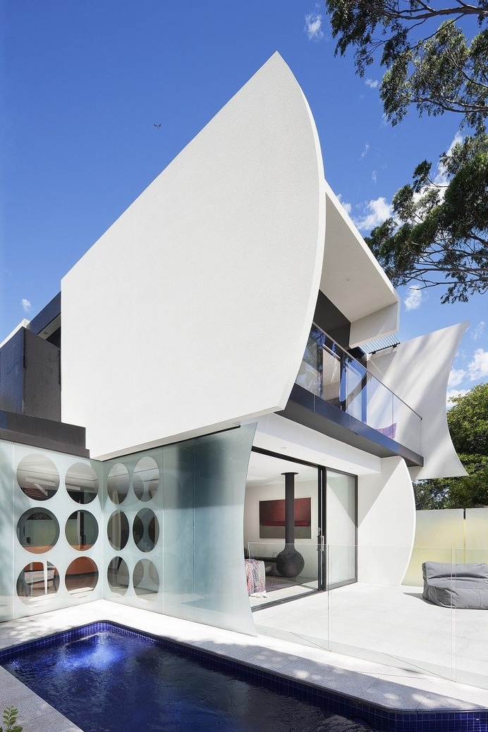 Unconventional House With Elliptical-Shaped Walls That Create New Spatial Perspectives 3
