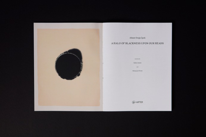 A Halo of Blackness Upon Our Heads brings together works Ahmet Doğu İpek has produced with various mediums between 2020–2022 in the context of this exhibition. Stemming from natural phenomena such as sandstorms, volcanic eruptions, landslides and sun eclipses; the paintings, drawings, installations and video works gathered here interpret by way of abstraction awe-inspiring events that excede human scale and are endowed with the capacity to dazzle or appal us.