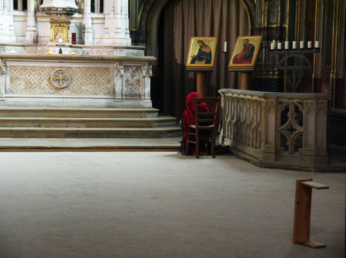 www.kayleighryleydesign.com goes to Pairs and visits the Dame #paris #pray #red #church #france #design #travel #photography #cloak