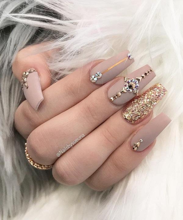 Golden tones #nail #art and #rhinestones look very #luxurious and powerful with whatever color to combine.