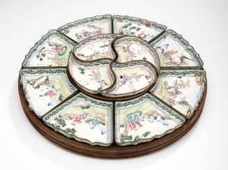 Doctors Set from Canton enamel on a rotating disc made of wood #porcelain