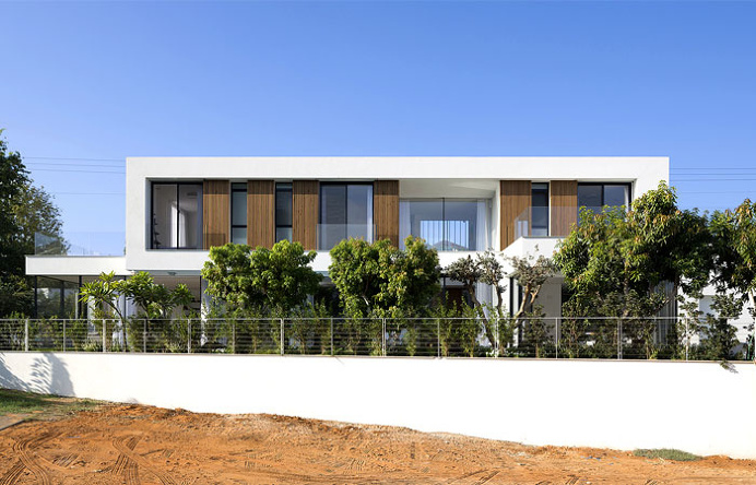 L-shaped House Completely Open To The Pool - InteriorZine