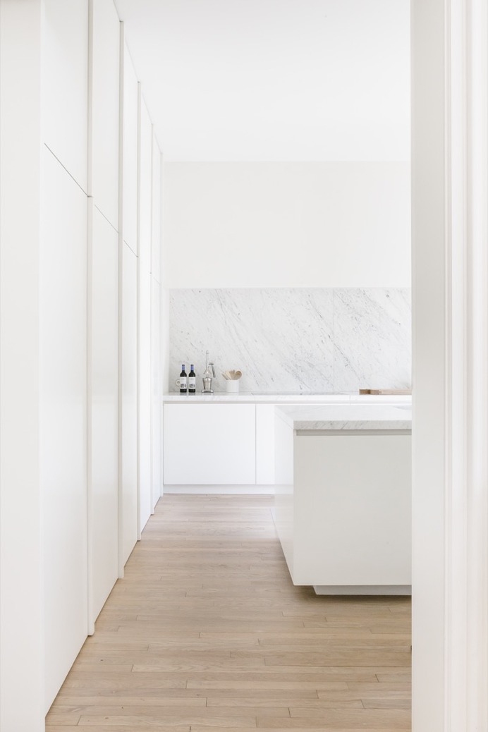 Timeless contemporary kitchen. House O by Hans Verstuyft Architecten. © Dorothee Dubois.