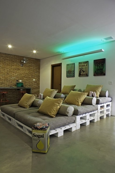 Wyniki Szukania w Grafice Google dla http://zycierzeczy.pl/zdjecia/kanapa z euro palt.jpg #interior #movie #reuse #cinema #pillows #recycling